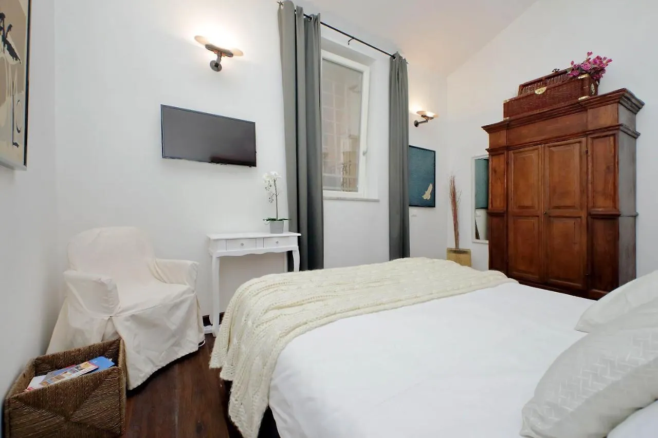 Ych-Pretty Flat Close Pantheon Roma 0*,  Italia